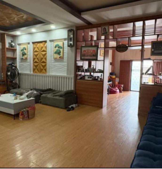 Disewakan atau Dijual Rumah 3 Lantai Furnished di Jelambar, Jakarta Barat