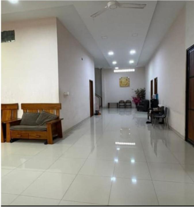 Disewakan atau Dijual Rumah 3 Lantai Furnished di Jelambar, Jakarta Barat