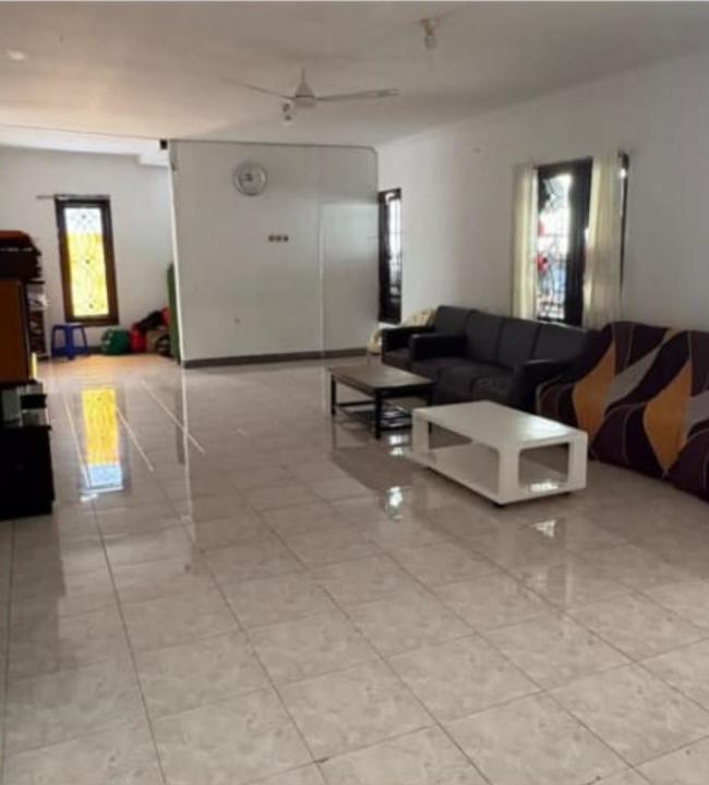 Disewakan atau Dijual Rumah 3 Lantai Furnished di Jelambar, Jakarta Barat