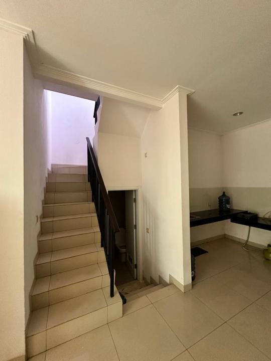 Disewakan Rumah 2 Lantai di Green Lake City