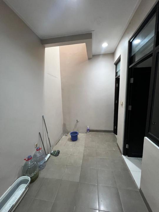 Disewakan Rumah 2 Lantai Semifurnished di Green Lake City