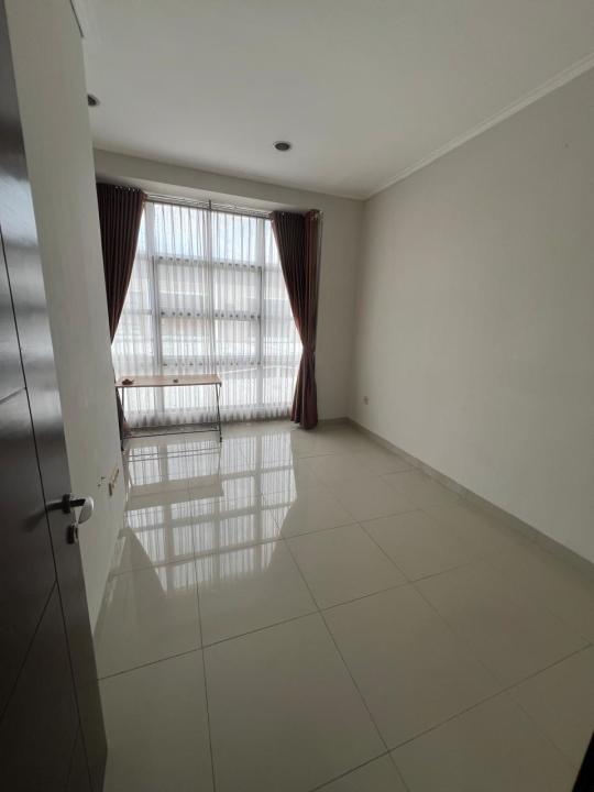 Disewakan Rumah 2 Lantai Semifurnished di Green Lake City