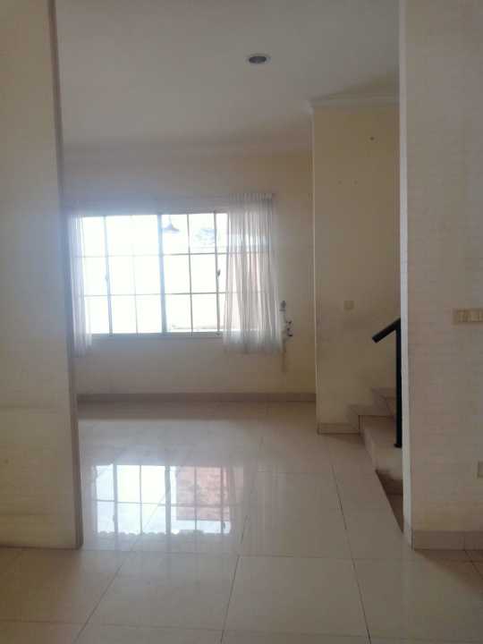 Disewakan Rumah Cantik 2 Lantai di Green Lake City