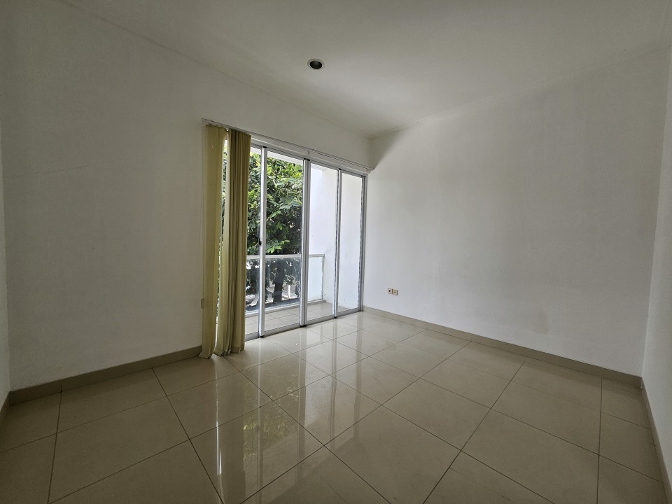 Siap Huni, Rumah, 2 Lantai, Bebas Banjir,
