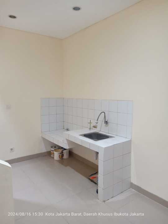 Disewakan Rumah Modern Minimalis Siap Huni Kosongan di Palm Blossom Taman Surya Jakarta Barat