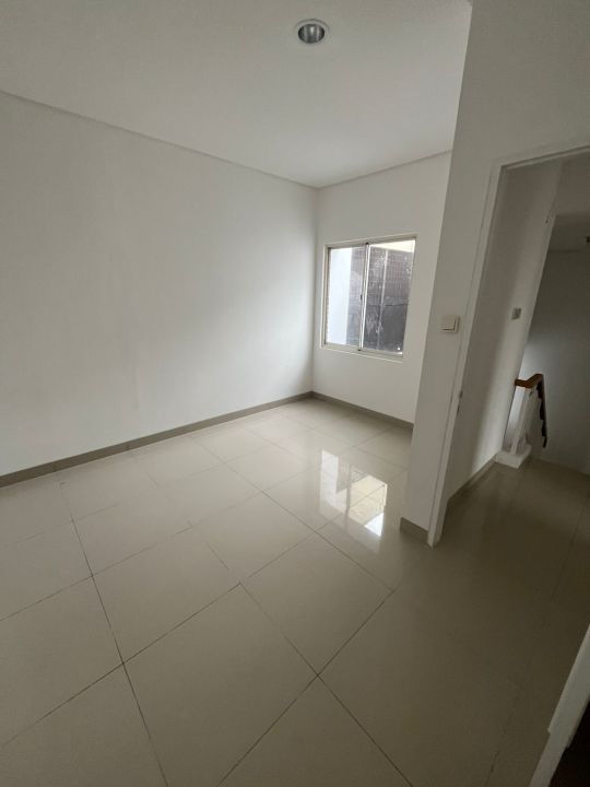 Disewakan / Dijual Rumah 2,5 Lantai Super Rapi di Mandara Permai Pantai Indah Kapuk Jakarta Utara