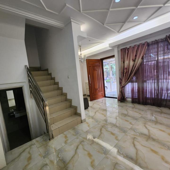 Disewakan Rumah Green Lake City Cipondoh Tangerang