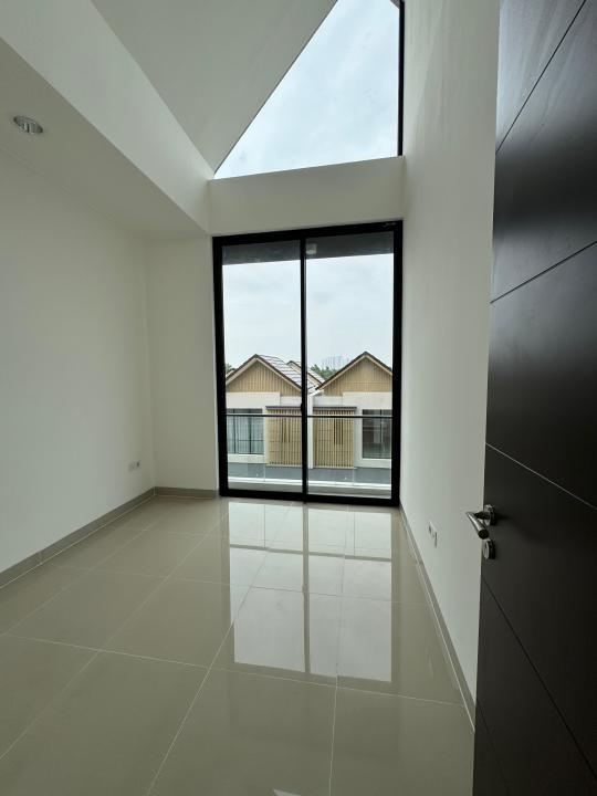 Disewakan Rumah 3 LT Osaka Pik2 Brand New