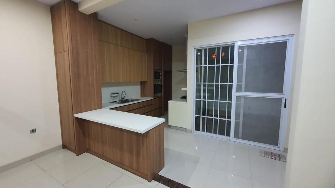 Disewakan Rumah Cantik di Puri Mansion. Semi Furnish Siap Huni
