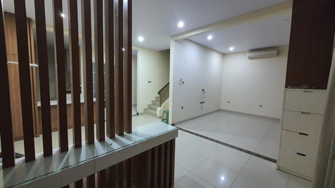 Disewakan Rumah Cantik di Puri Mansion. Semi Furnish Siap Huni