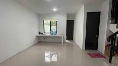 Rumah Baru & Cantik  2 Lantai Siap Huni Bonus Tanah Jakarta Barat