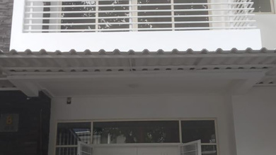 Rumah 2 Lantai di Golf Lake Residence Hadap Selatan