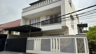 Rumah 3 Lantai di Taman Palem Lestari Siap Huni