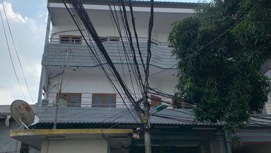Rumah 3 Lantai SHM di Jelambar Aladin Hadap Timur