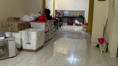 Rumah Hadap Timur di Taman Surya, Jakarta Barat