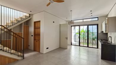Rumah Cantik 2 Lantai Jalan Sumenep Antapani Bandung