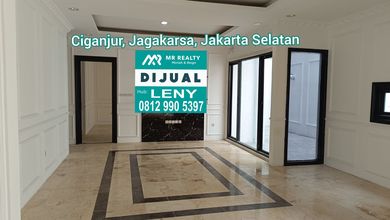 RUMAH BARU CLUSTER MEWAH 2 LANTAI ADA SWIMMING POOL DAN LAPANGAN BASKET DI CIGANJUR, JAGAKARSA, JAKARTA SELATAN