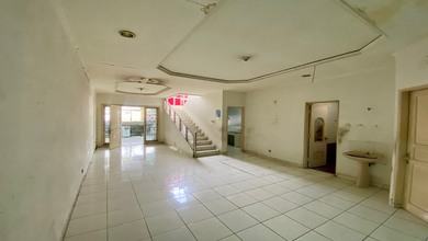 Bisa Untuk Kantor, Lokasi Pinggir Jalan Di Kemangisan