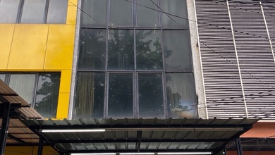 Sudah Ada Kanopi dan bisa Parkir Mobil Ruko di Cideng