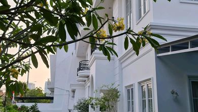 Rumah Mewah di Puri Indah Jakarta Barat Bergaya Classict
