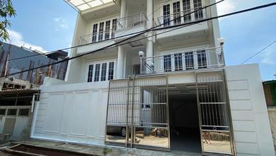 Dijual Rumah Brand New 3 Lantai 10X17.5 di Muara Karang