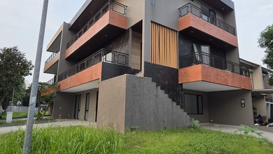Dijual Rumah Brand New LT 248 M2, 3 Lantai, Hoek di Alam Sutera