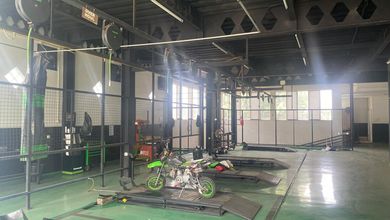 Bekasi, Dijual Ex Showroom Siap Pakai Sgt Strategis Jalan Utama