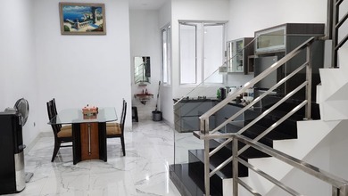 Dijual  Rumah 4 Lantai di Pluit Sakti. Semi Furnish
