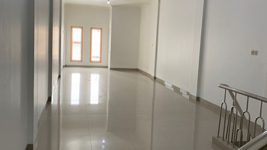 Dijual Rumah Jelambar Bangunan 3 Lantai Lokasi Strategis