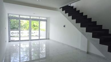 Rumah 3 Lantai di Taman Palem Lestari Baru SHM