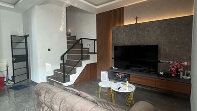 Dijual Rumah Cantik Hoek 3 Lantai di Kavling Dki, Jakarta Barat
