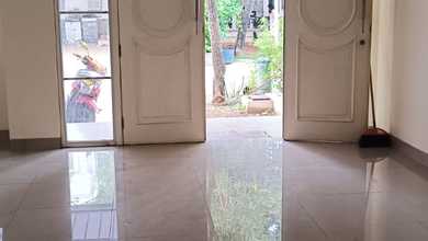 Disewa atau Dijual Rumah 2 Lantai Cluster West Europe, Green Lake City