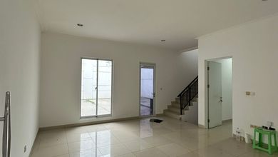 Disewakan Rumah 2 Lantai Semi Furnished Hadap Boulevard Cluster Green Lake City
