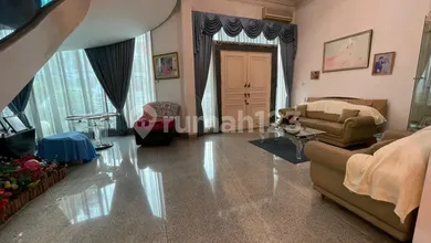 Rumah Mewah Pluit Kencana Raya, Lokasi Strategis