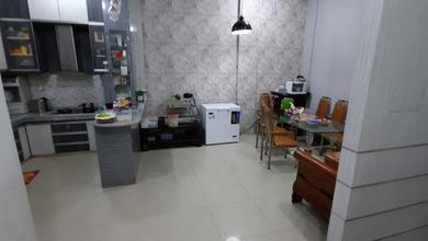 Rumah hook 3 Lantai Bagus di kavling polri jelambar jakarta barat