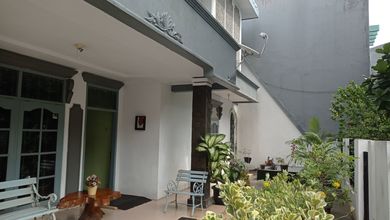 rumah nyaman dengan halaman yg luas