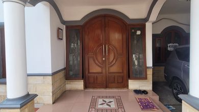 rumah dalam komplek yang aksesnya dekat transporsi umum dan pintu toll kbn jeruk