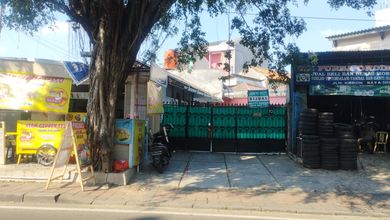 Rumah Tua di Duri Kepa Jakarta Barat. Pinggir Jalan Utama