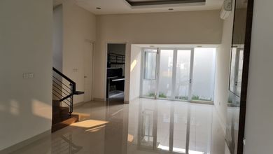 Rumah 2 Lantai Bagus di duta garden claster westwood 