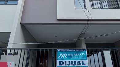 ** Rumah di Tomang 3 Lantai SHM Baru Akses Jalan 2 Mobil**