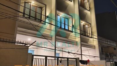 ** Rumah Baru Di Taman Ratu 3 Lantai**