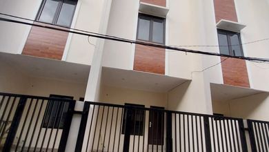 *** Rumah 3 Lantai Shm Butuh Renovasi Selatan***