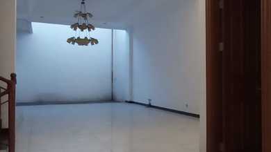 Dijual Rumah Di permata Buana. Luas Tanah 250m2.