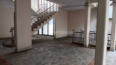 Rumah Daerah Ancol Bangunan 2 Lt Fasilitas Kolam Renang Rm51