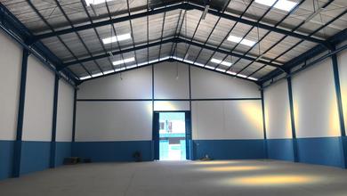 Disewakan Gudang Siap Pakai di kavling DPR Cipondoh. Akses kontainer 40pit