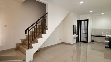 Rumah Bagus Di Perumahan Green Village, Dekat Green Lake City