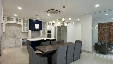 Rumah Pluit 12,5x26m 3,5 Lantai Bagus Timur Model American White