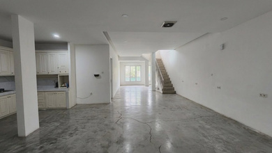 Rumah, 2 Lantai, SHM, di Muara Karang,