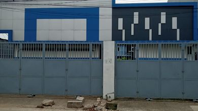 Showroom sekaligus gudang rapi dan kokoh jl Hasyim Ashari strategis letak di samping Jl raya