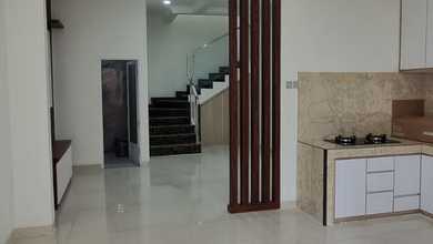 Rumah Baru Bagus Sekali Ada Taman Menawan